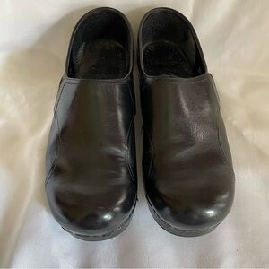 Dansko clogs in size 8.5, black leather